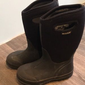 Black kids bogs size 1